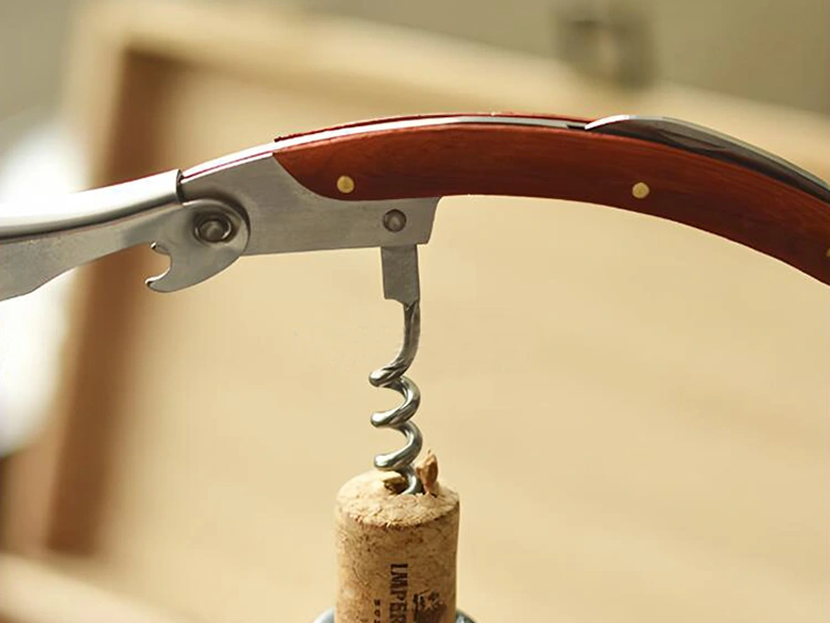 Método de uso de abridor de garrafas de faca de vinho